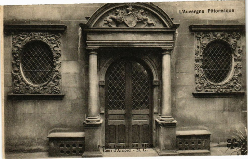 Carte postale ancienne Riom - Cour d'arnoux à Riom