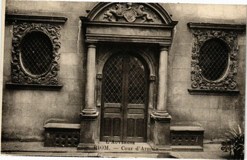 Carte postale ancienne Riom - Cour d'armoux à Riom