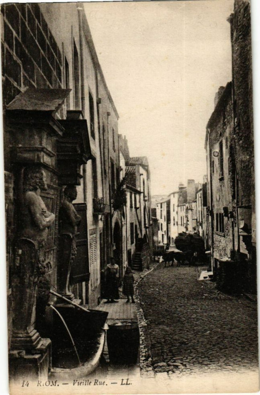 Carte postale ancienne Riom - Vieille rue à Riom