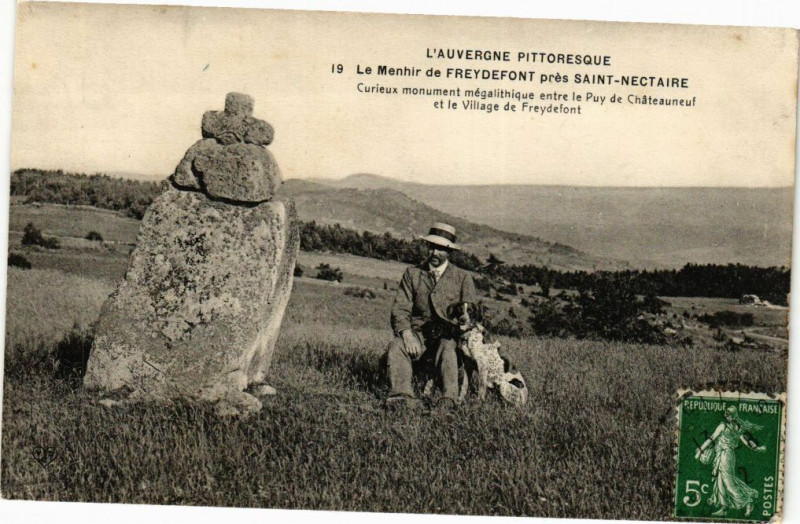 Carte postale ancienne Le Menhir De Freydefont Pres Saint-Nectaire à Saint-Nectaire