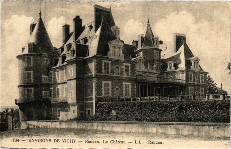 Carte postale ancienne Env. de Vichy - Randan le chateau à Randan