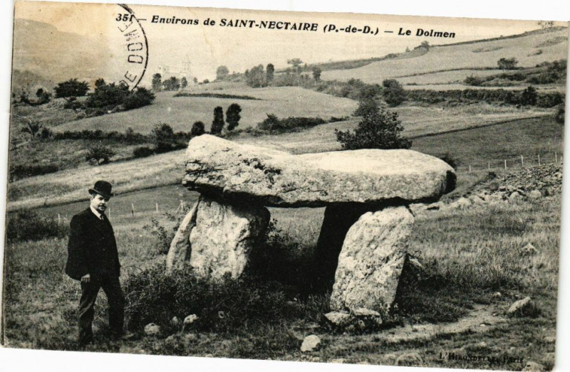 Carte postale ancienne Env. de Saint-necatire - Le dolmen