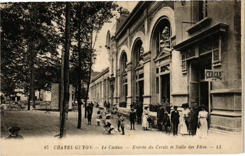 Carte postale ancienne Chatel-Guyon - Le Casino - Entrée du Cercle et Salle des Fetes à Châtel-Guyon