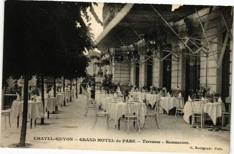 Carte postale ancienne Chatel-Guyon - Grand-Hotel du Parc - Terrasse - Restaurant à Châtel-Guyon