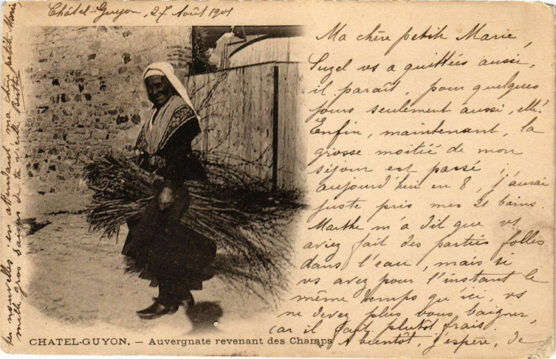 Carte postale ancienne Chatel-Guyon - Auvergnate revenant des Champs à Châtel-Guyon