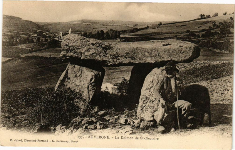 Carte postale ancienne Auvergne - Le dolmen de Saint-Nectaire à Saint-Nectaire