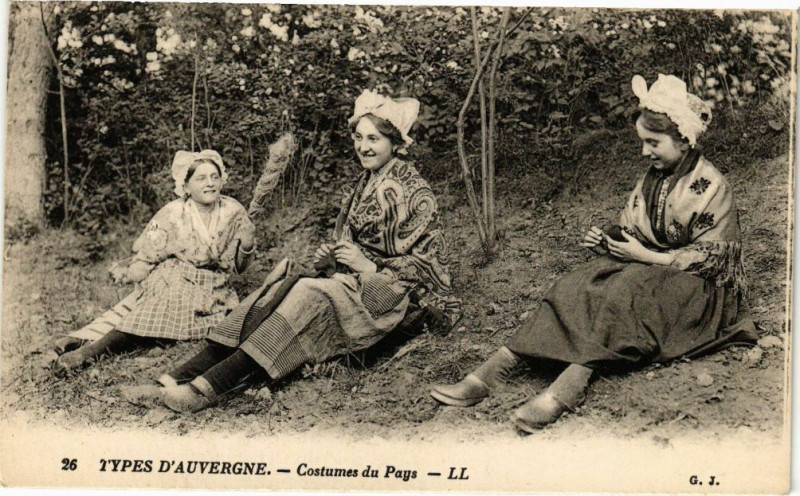 Carte postale ancienne Types d'Auvergne - Costumes du Pays