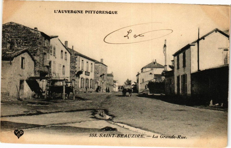 Carte postale ancienne Saint-Beauzire - La Grande-Rue à Saint-Beauzire