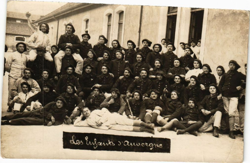 Carte postale ancienne Les infantss d'Auvergne