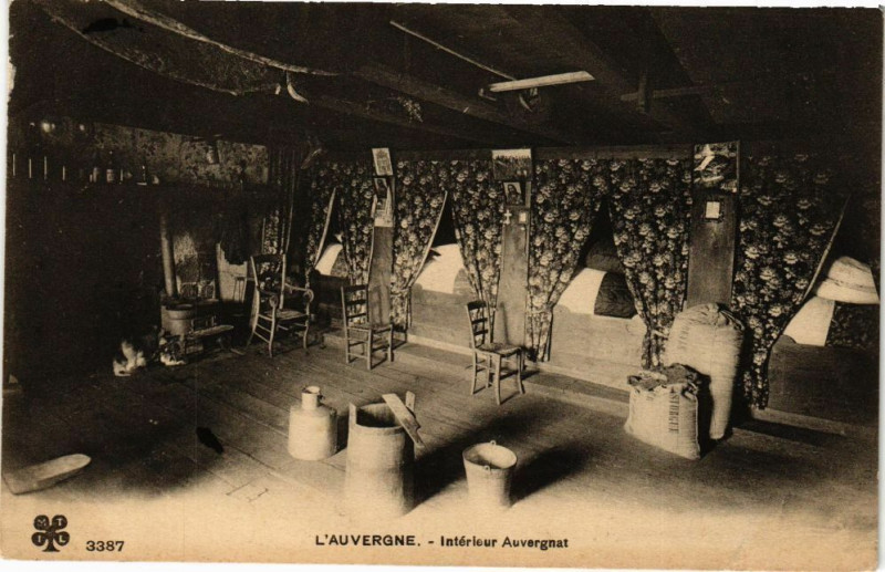 Carte postale ancienne L'Auvergne - Interieur Auvergnat