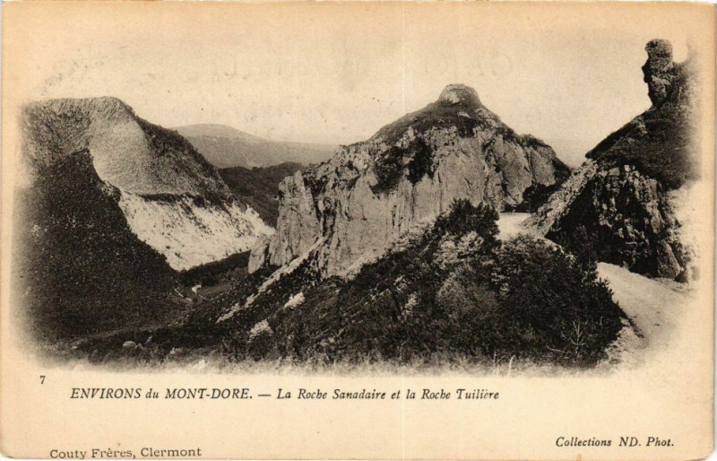 Carte postale ancienne Env. du Mont-Dore - La Roche Sanadaire et la Roche Tuilliere à Mont-Dore