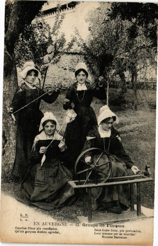 Carte postale ancienne En Auvergne - Gropupe de Fileuses