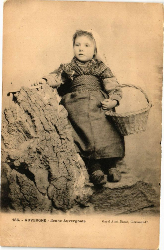 Carte postale ancienne Auvergne - Jeune Auvergnate