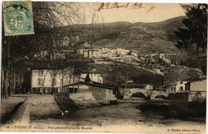 Carte postale ancienne Thiers - Vue générale du moutier à Thiers