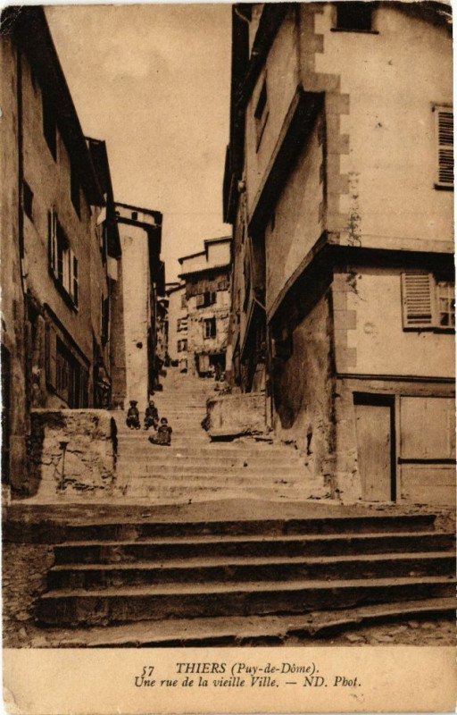 Carte postale ancienne Thiers - Une rue de vielle ville à Thiers
