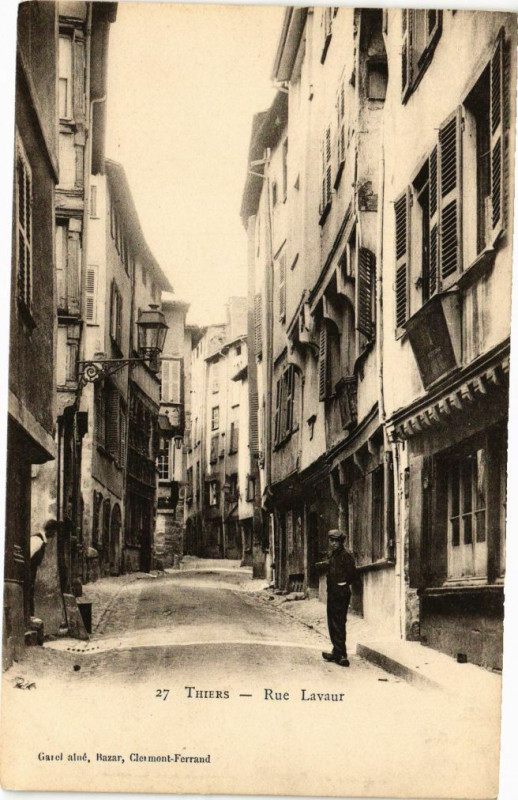 Carte postale ancienne Thiers - Rue lavaur à Thiers