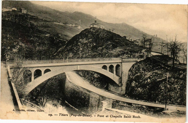 Carte postale ancienne Thiers - Pont et Chapelle St-Roch à Thiers