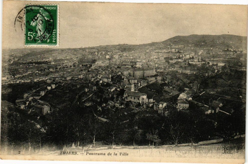Carte postale ancienne Thiers - Panorama de la ville à Thiers