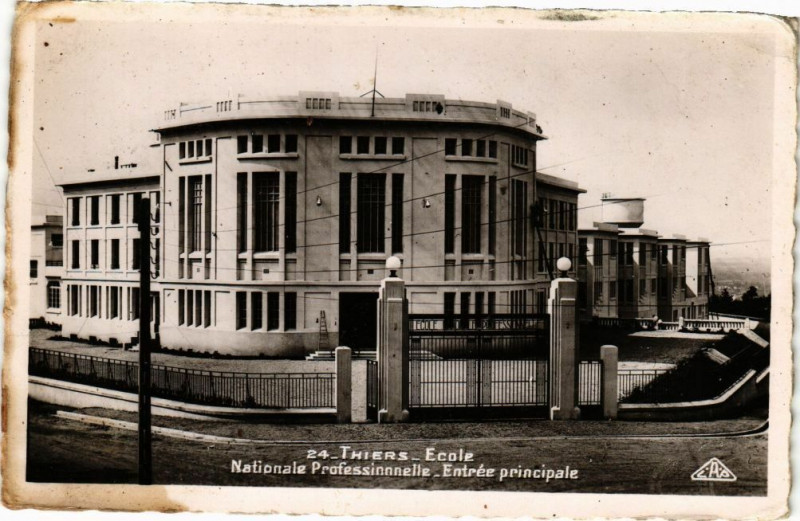 Carte postale ancienne Thiers - Ecole nationale professinnelle - entrée à Thiers