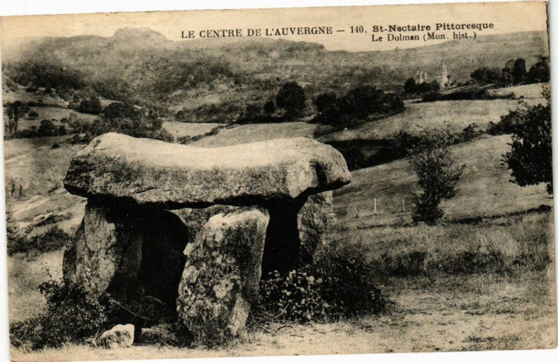 Carte postale ancienne Saint-Nectaire Pittoresque - Le Dolmen à Saint-Nectaire