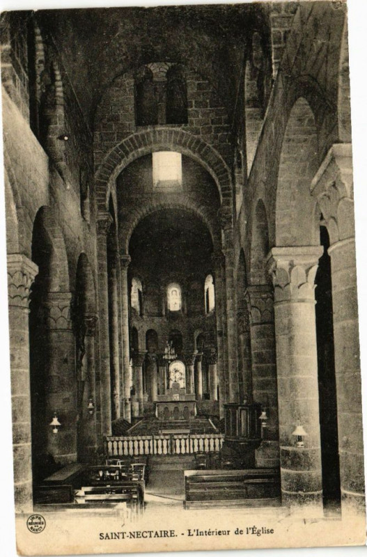 Carte postale ancienne Saint-Nectaire - L'Interieur de l'Eglise à Saint-Nectaire