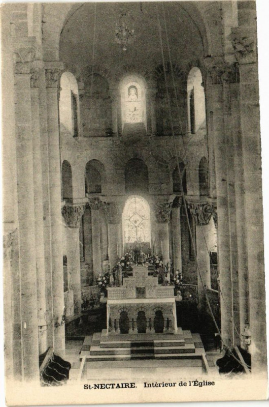 Carte postale ancienne Saint-Nectaire - Interieur de L'Eglise à Saint-Nectaire