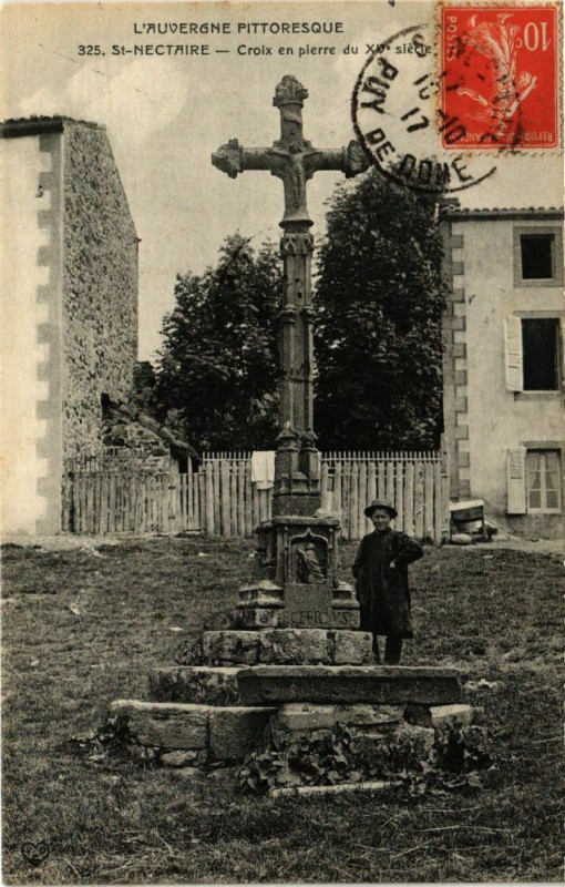 Carte postale ancienne Saint-Nectaire - Croix en pierre du XVe siecle à Saint-Nectaire