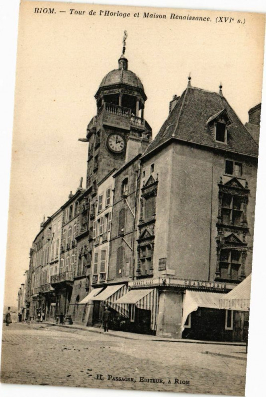 Carte postale ancienne Riom - Tour de et maison à Riom