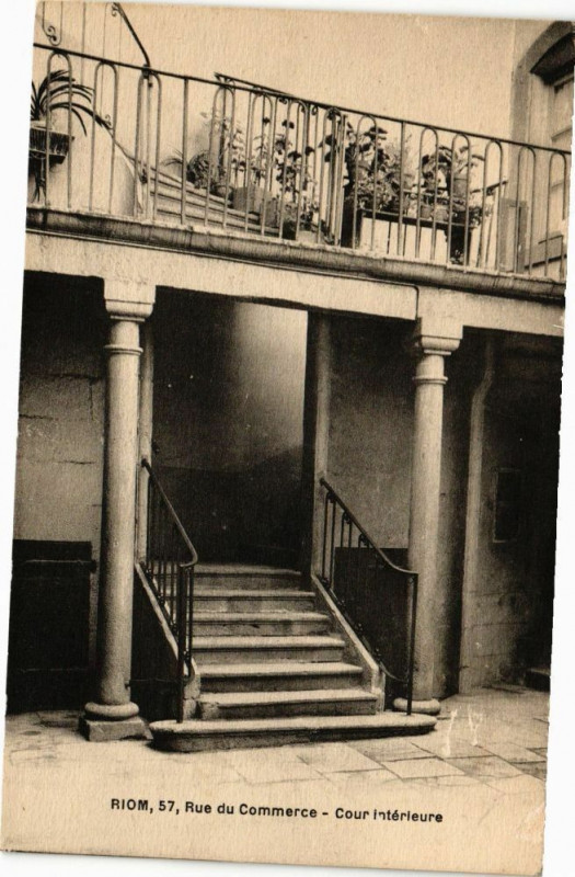 Carte postale ancienne Riom - Rue du commerce - cour interieure à Riom