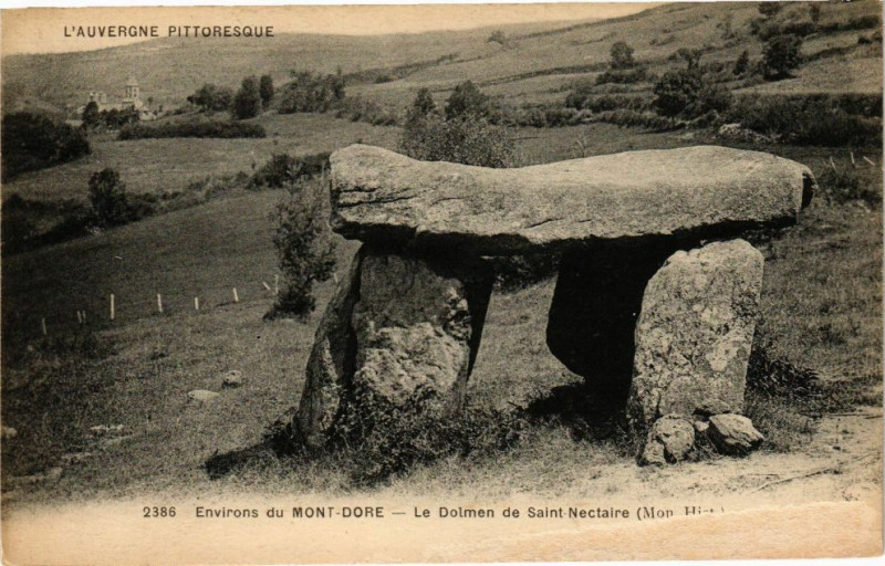 Carte postale ancienne Env. du Mont-Dore - Le Dolmen de St-Nectaire à Mont-Dore
