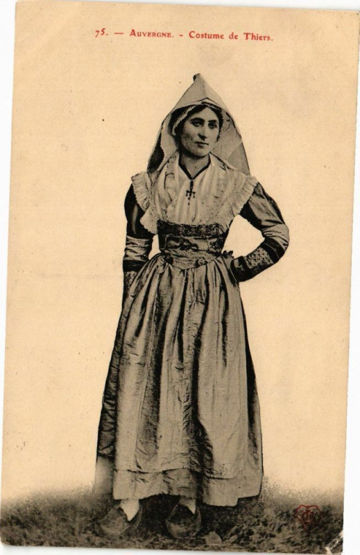 Carte postale ancienne Auvergne - Costume de Thiers à Thiers