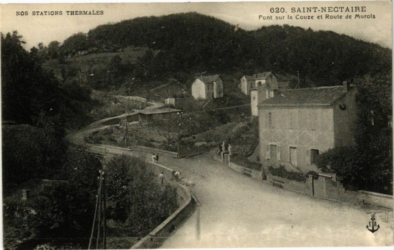 Carte postale ancienne Saint-Nectaire - Pont sur la couze et route de Murols à Saint-Nectaire