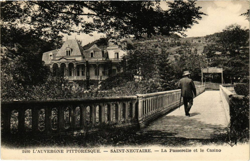Carte postale ancienne Saint-Nectaire - La passerelle et le casino à Saint-Nectaire