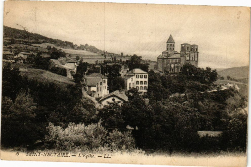 Carte postale ancienne Saint-Nectaire - L'Eglise à Saint-Nectaire