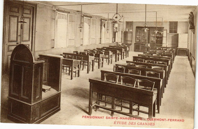 Carte postale ancienne Pensionnat Sainte-Marguerite-Clermont-Ferrand-Etude des Grandes à Clermont-Ferrand