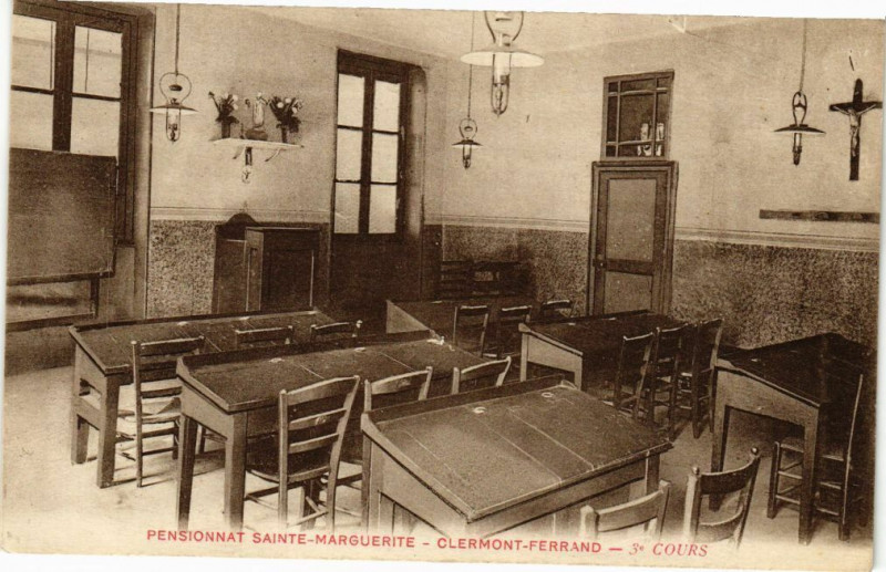 Carte postale ancienne Pensionnat Sainte-Marguerite-Clermont-Ferrand - 3* Cours à Clermont-Ferrand