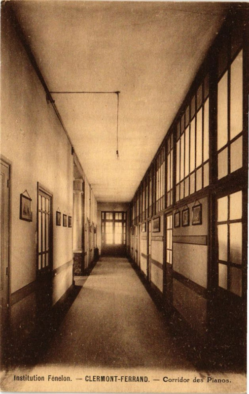 Carte postale ancienne Inst. Fenelon - Clermont-Ferrand - Corridor des Pianos à Clermont-Ferrand