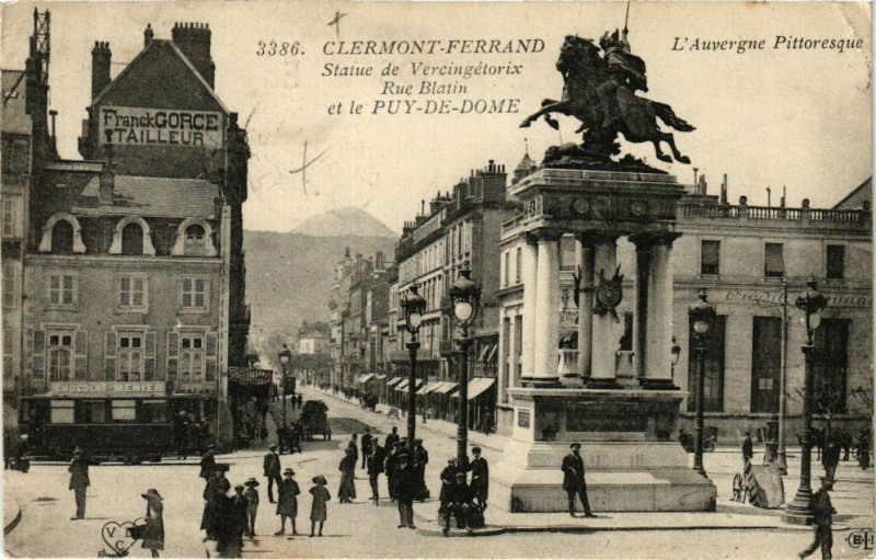 Carte postale ancienne Clermont-Ferrand - Statue de Vercingetorix Rue Blatin et le Puy à Clermont-Ferrand