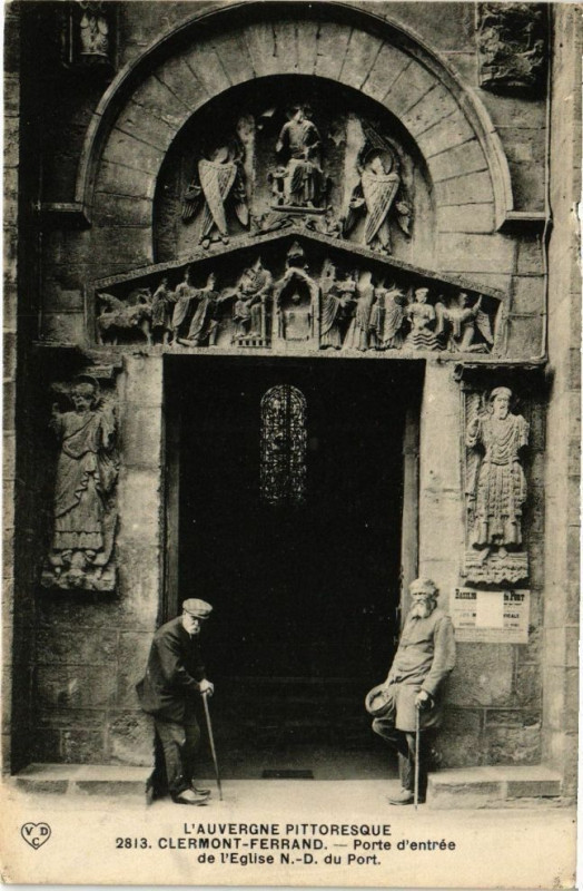 Carte postale ancienne Clermont-Ferrand - Porte d'entrée de l'Eglise N.-D. du Port à Clermont-Ferrand