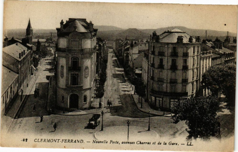 Carte postale ancienne Clermont-Ferrand - Nouvelle Poste avenues Charras et de la Gare à Clermont-Ferrand