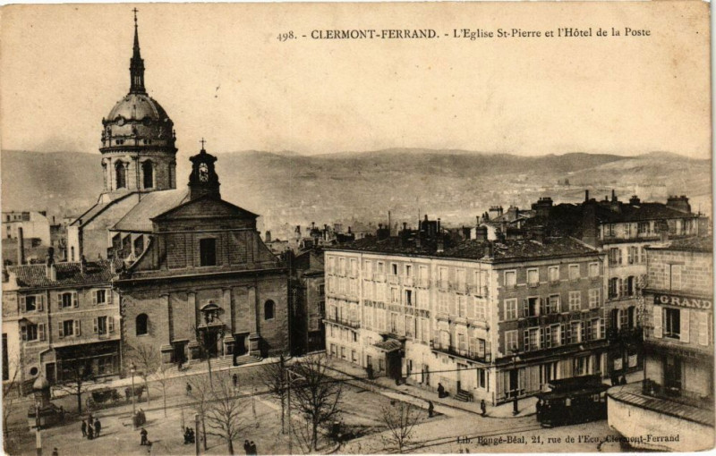 Carte postale ancienne Clermont-Ferrand - L'Eglise St-Pierre et l'Hotel de la Poste à Clermont-Ferrand