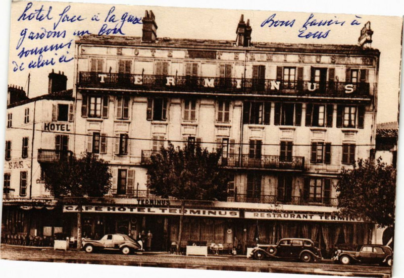 Carte postale ancienne Clermont-Ferrand -Hotel Terminus & Touring -Hotel (Face á la Gare ) à Clermont-Ferrand