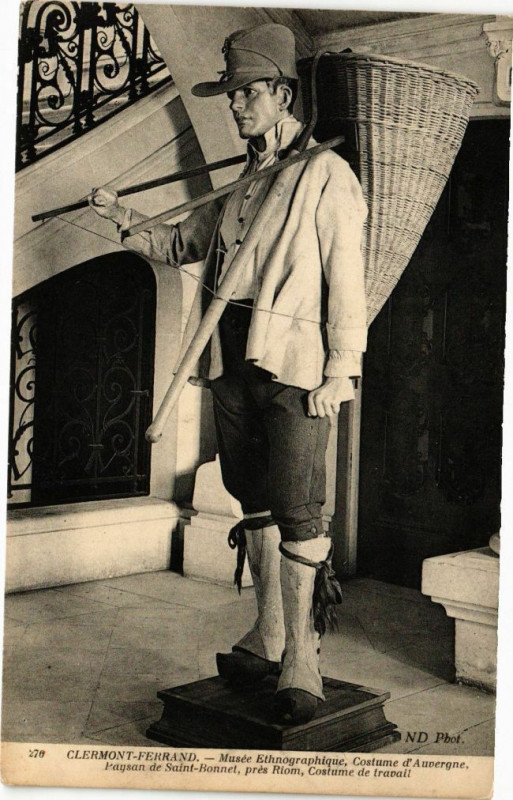 Carte postale ancienne Clermont-Ferrand - Musée Ethnographique Costume d'Auvergne Paysan à Clermont-Ferrand