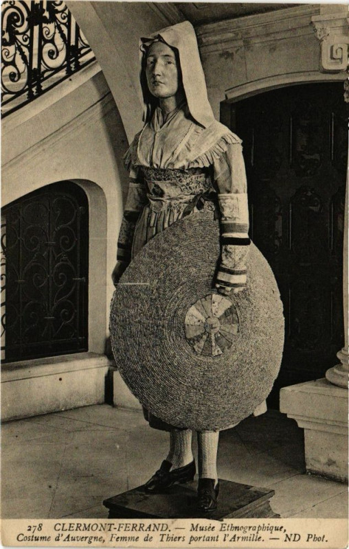 Carte postale ancienne Clermont-Ferrand - Musée Ethnographique Costume d'Auvergne Femme à Clermont-Ferrand