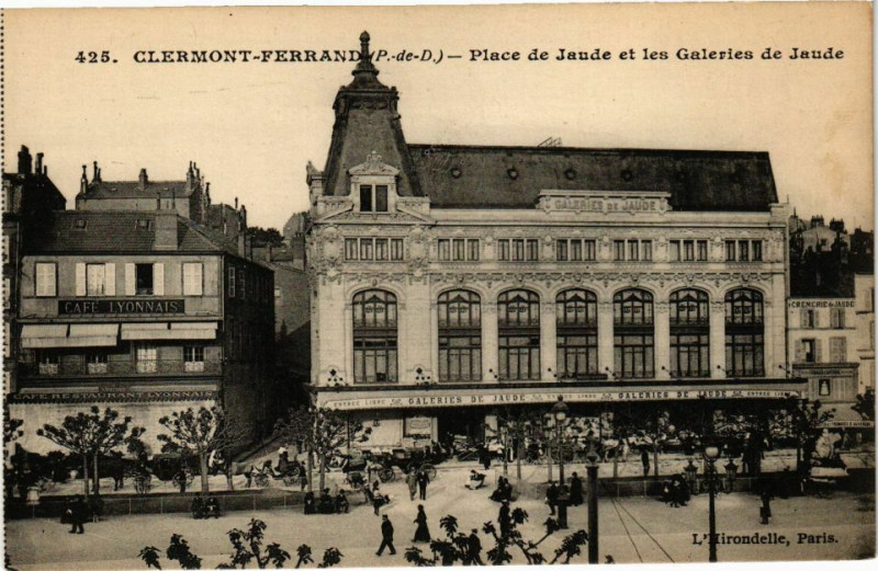 Carte postale ancienne Clermont-Ferrand (P.-de-D.) - Place de Jaude et les Galeries de... à Clermont-Ferrand