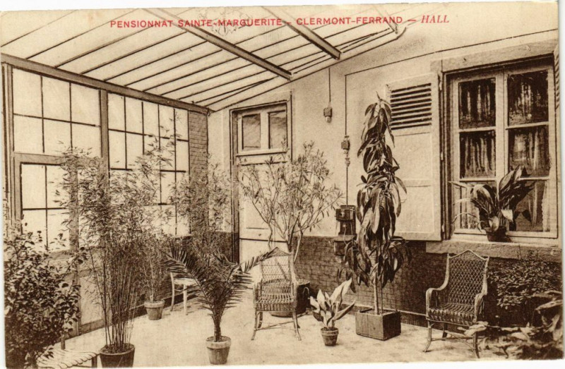 Carte postale ancienne Pensionnat Ste-Marguerite - Clermont-Ferrand - Hall à Clermont-Ferrand