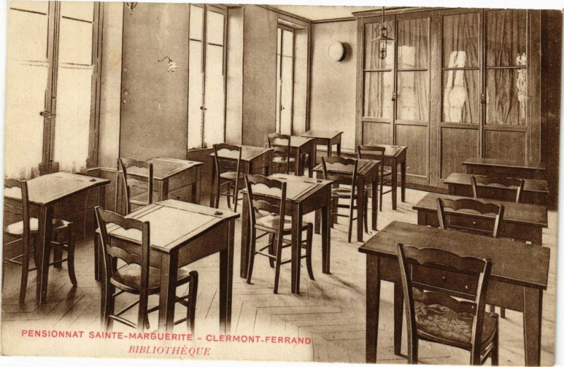 Carte postale ancienne Pensionnat Ste-Marguerite - Clermont-Ferrand - Bibliotheque à Clermont-Ferrand