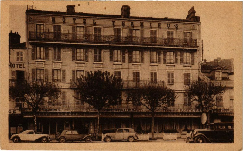 Carte postale ancienne Clermont-Ferrand -Hotel terminus & Touring -Hotel (Face á la Gare) à Clermont-Ferrand