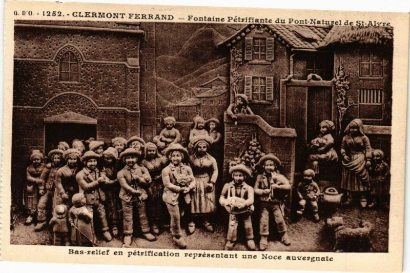 Carte postale ancienne Clermont-Ferrand -Fontaine Pértrifiante du Pont Naturel de St-Alyre à Clermont-Ferrand