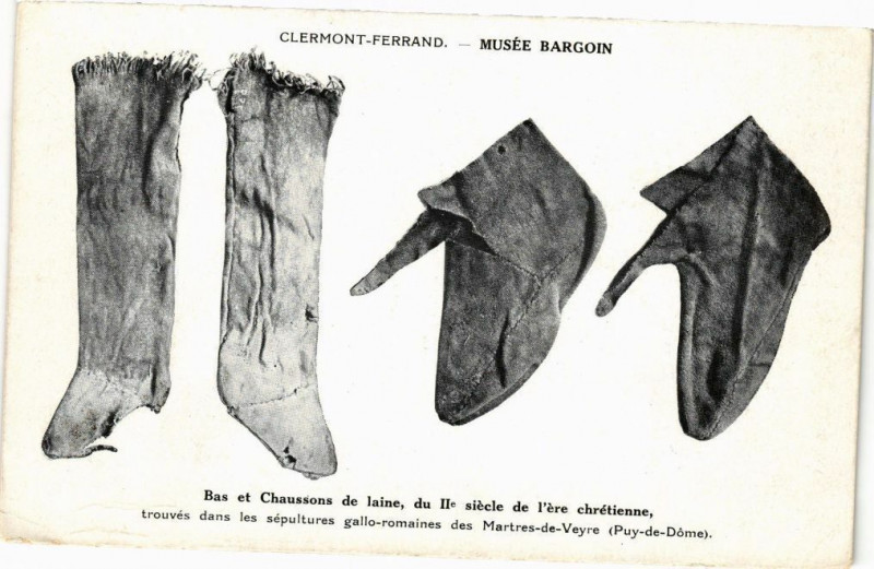 Carte postale ancienne Clermont-Ferrand Musée Bargoin - Bas et Chaussons de laine du... à Clermont-Ferrand